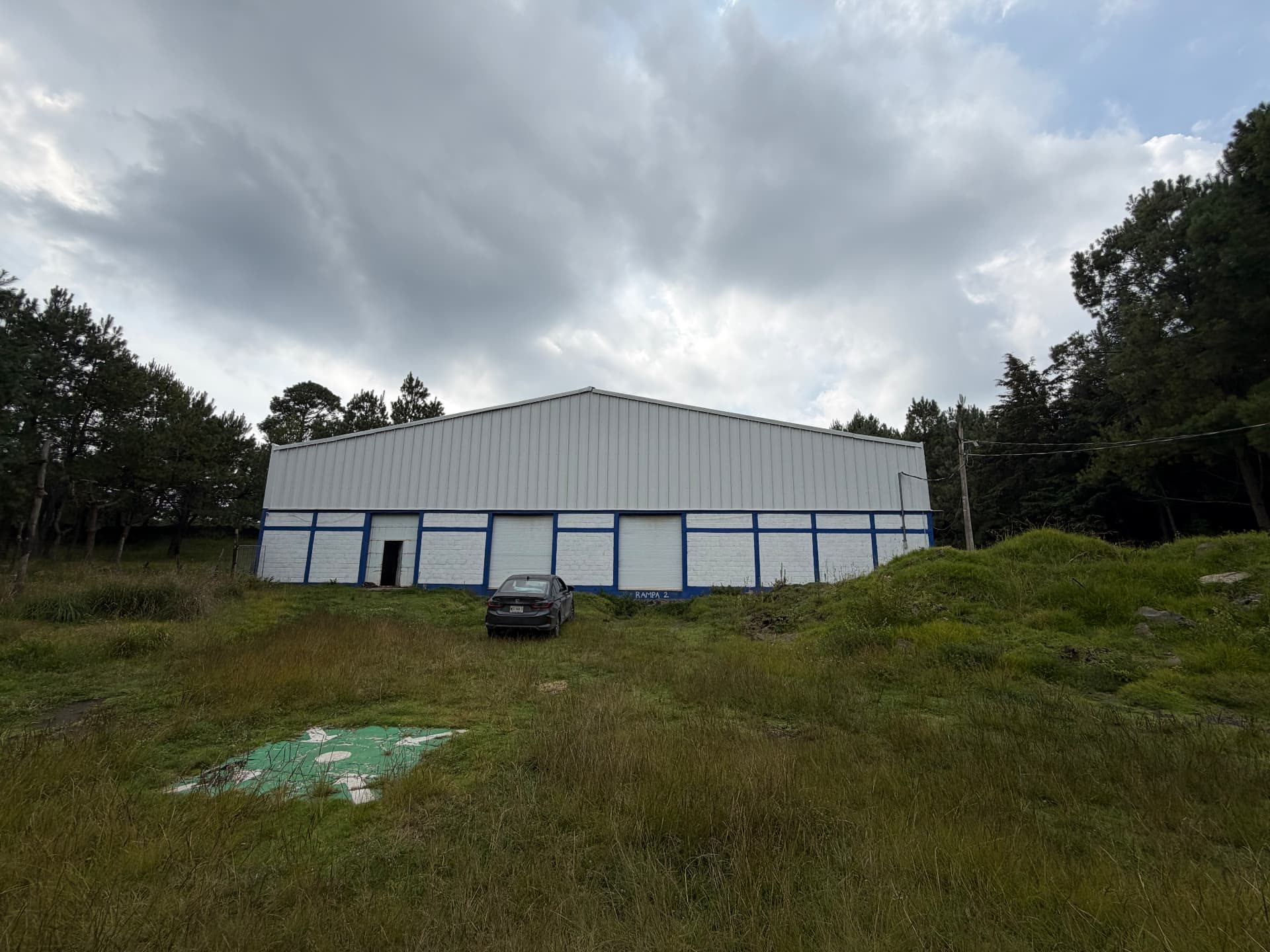 Exterior de la nave industrial de ARANSA rodeada de bosque