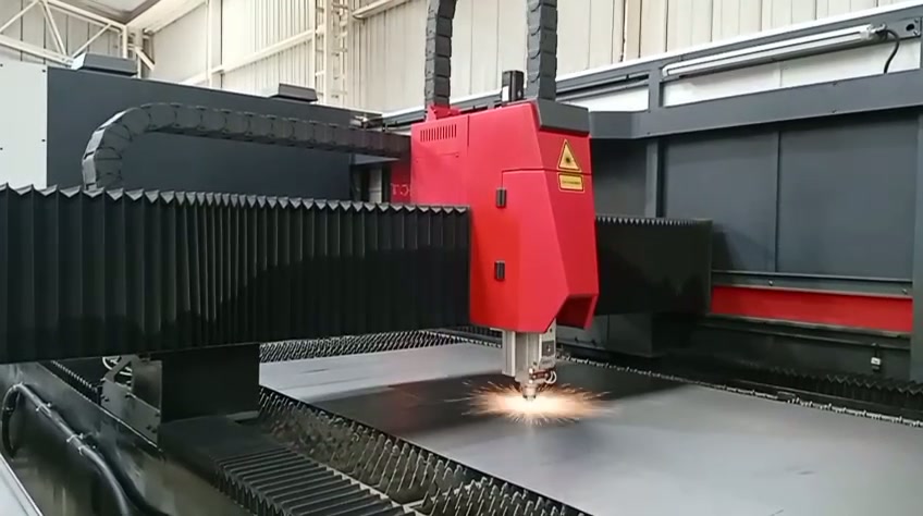 Cabezal de corte láser CNC cortando placa de acero en la planta de ARANSA