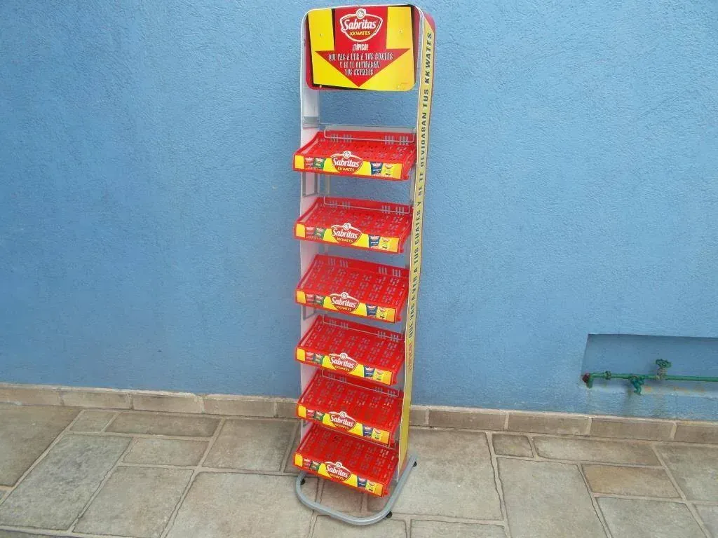 Exhibidor de botanas de acero fabricado por ARANSA — Charolas escalonadas con cabecera impresa y soporte a muro.