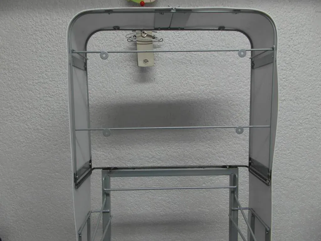 Exhibidor de repisa con branding de acero fabricado por ARANSA — Repisa a muro con cabecera personalizada por marca.