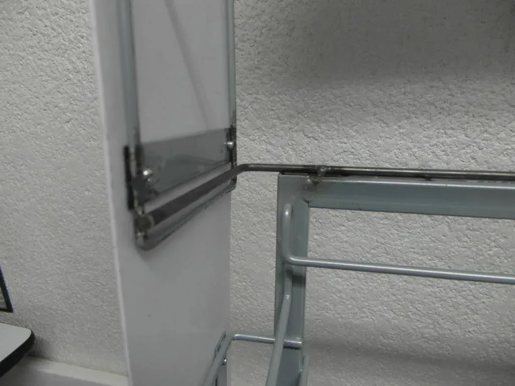 Exhibidor de repisa con branding de acero fabricado por ARANSA — Repisa a muro con cabecera personalizada por marca.