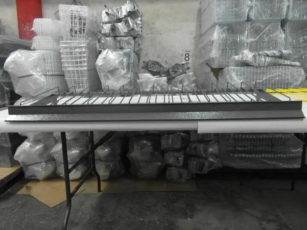 Charola exhibidora de alambre de acero fabricado por ARANSA — Niveles de alambre soldado para producto de rotación alta.