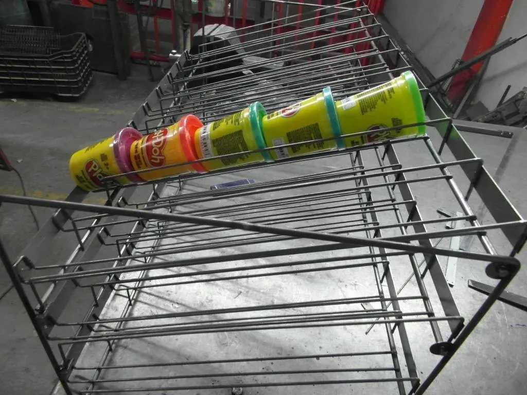 Canastilla con soporte de acero fabricado por ARANSA — Canastilla con soporte integrado para montaje.