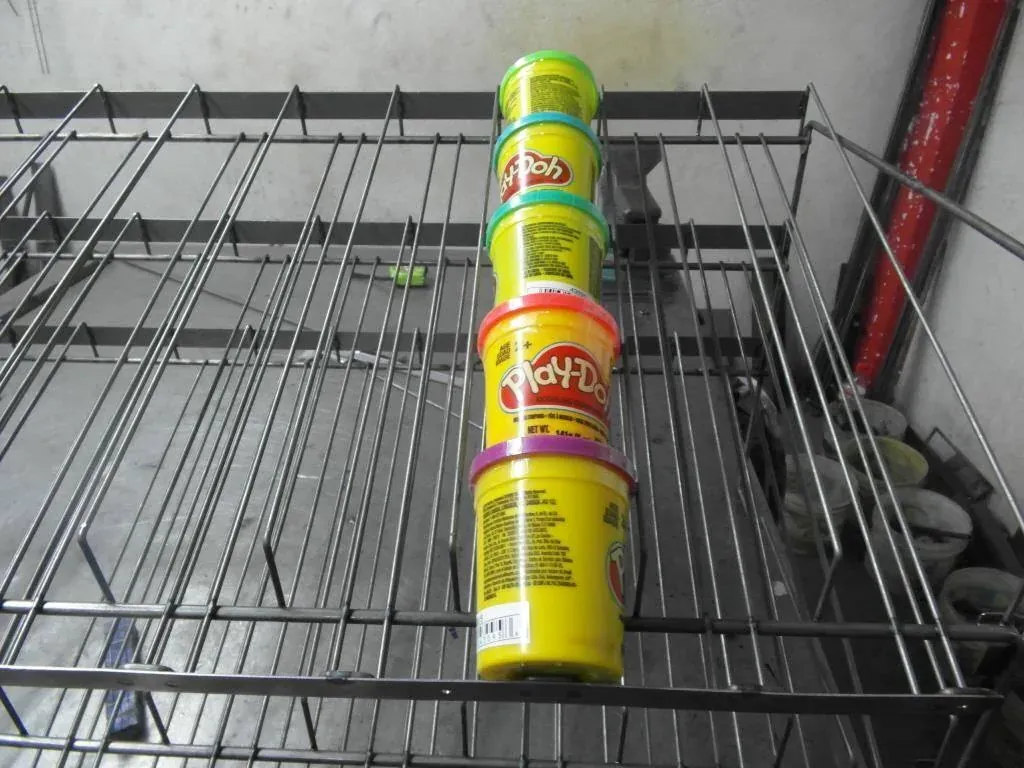 Canastilla con soporte de acero fabricado por ARANSA — Canastilla con soporte integrado para montaje.