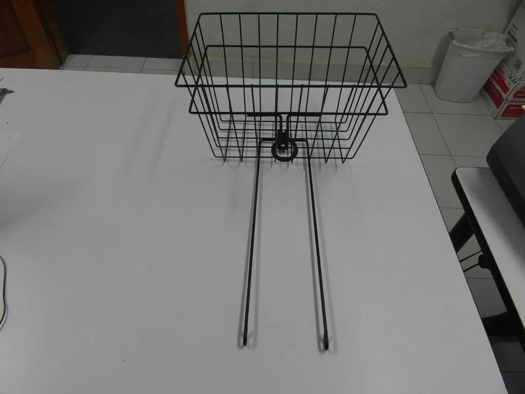 Exhibidor de piso de acero fabricado por ARANSA — Torre autoportante con base estable y niveles de carga.
