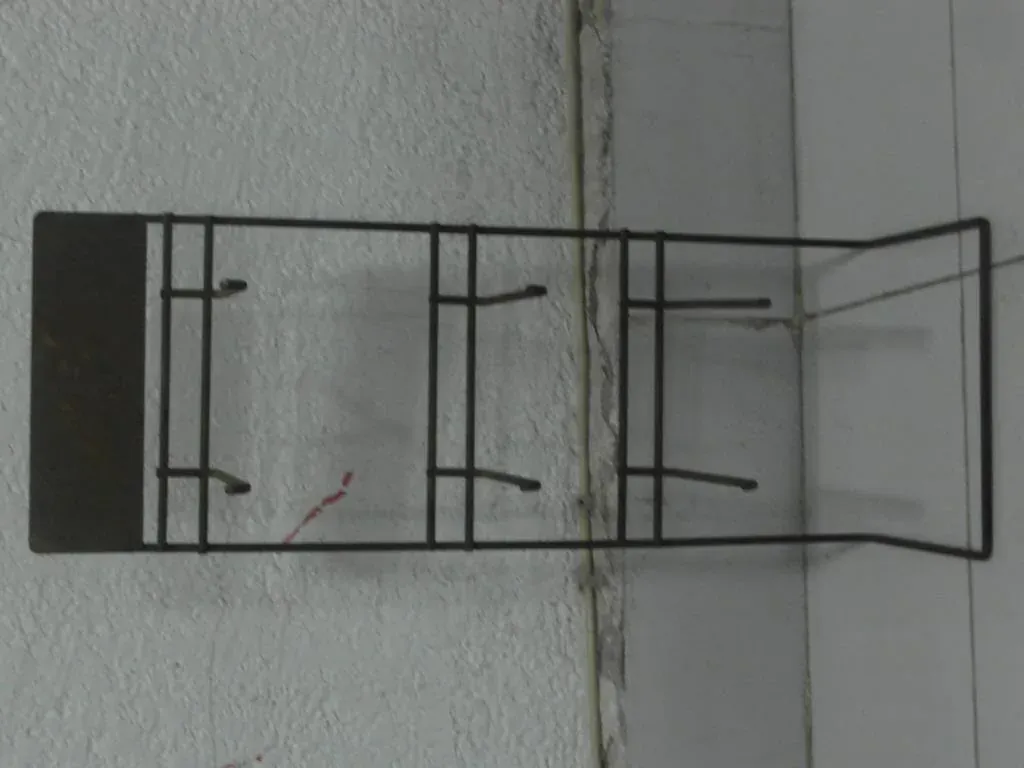 Exhibidor de piso de acero fabricado por ARANSA — Torre autoportante con base estable y niveles de carga.