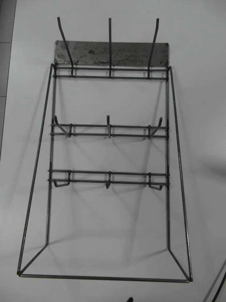 Portarrollos decorativo de acero fabricado por ARANSA — Base de lámina con figura cortada y acabado negro.