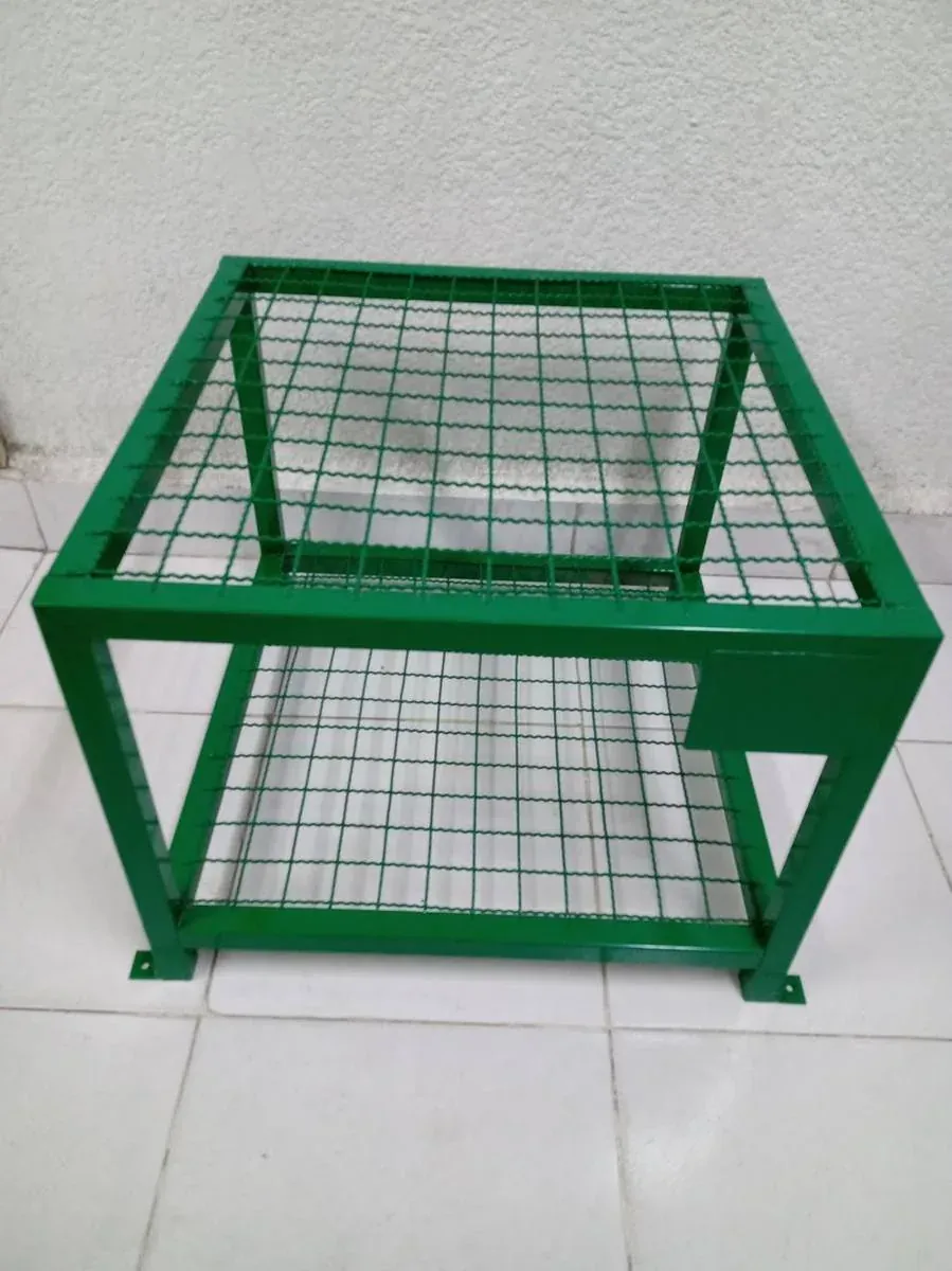 Portarrollos decorativo de acero fabricado por ARANSA — Base de lámina con figura cortada y acabado negro.