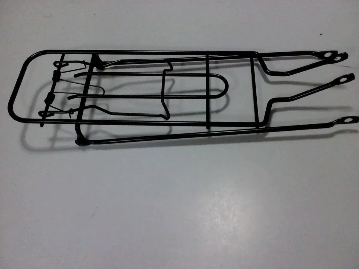 Portarrollos decorativo de acero fabricado por ARANSA — Base de lámina con figura cortada y acabado negro.