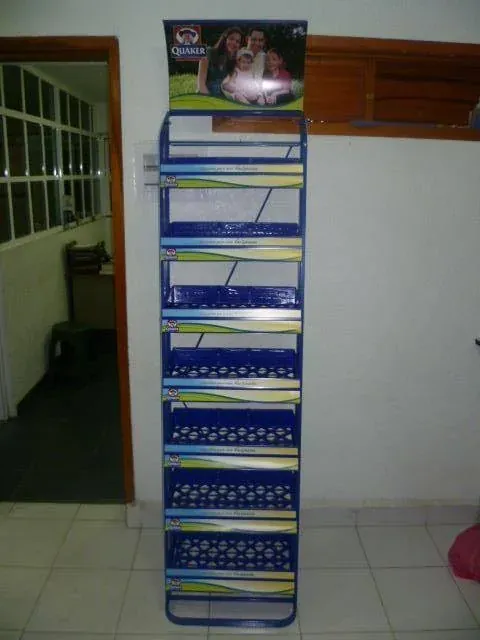 Exhibidor de repisa de acero fabricado por ARANSA — Repisas metálicas con panel gráfico a doble cara.