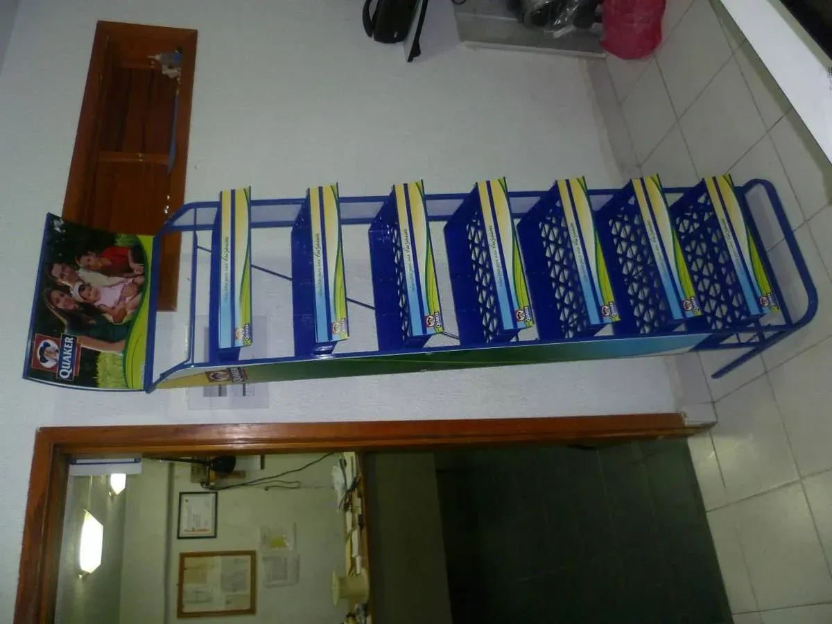 Exhibidor de repisa de acero fabricado por ARANSA — Repisas metálicas con panel gráfico a doble cara.