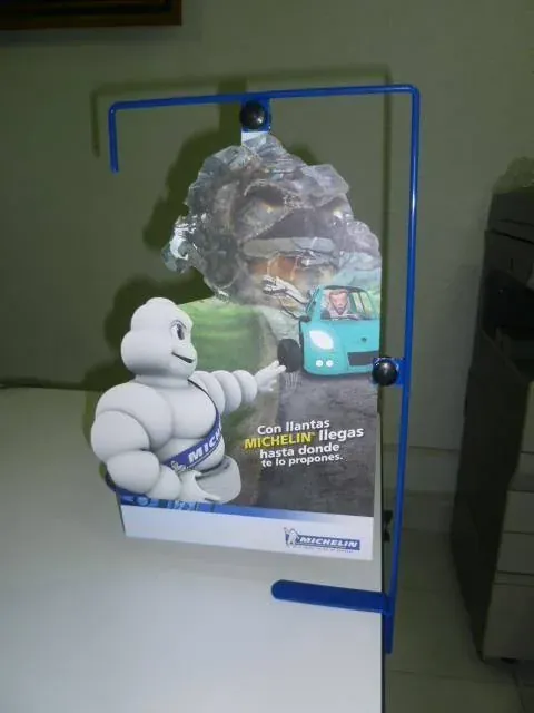 Exhibidor de repisa de acero fabricado por ARANSA — Repisas metálicas con panel gráfico a doble cara.