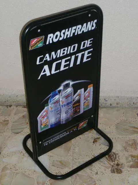 Exhibidor de repisa de acero fabricado por ARANSA — Repisas metálicas con panel gráfico a doble cara.