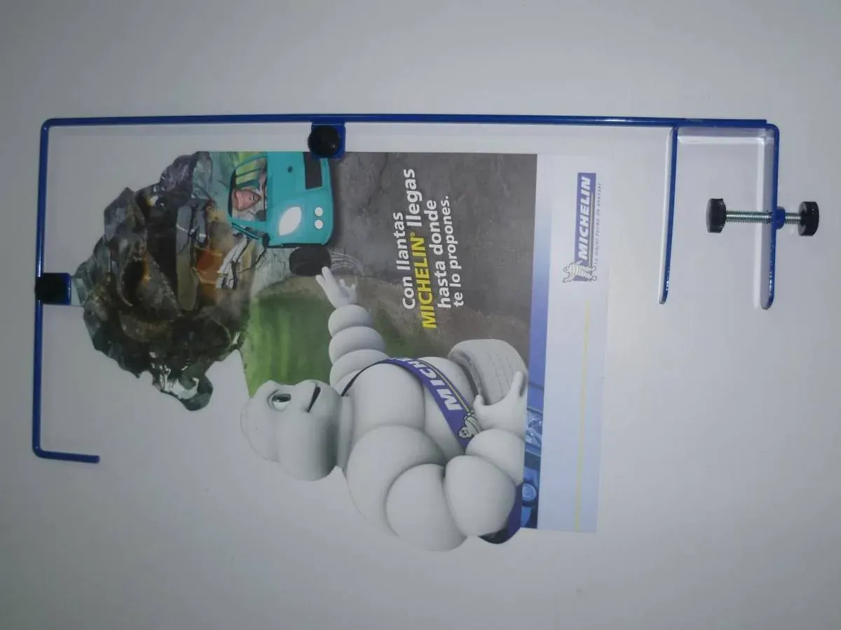 Exhibidor de repisa de acero fabricado por ARANSA — Repisas metálicas con panel gráfico a doble cara.