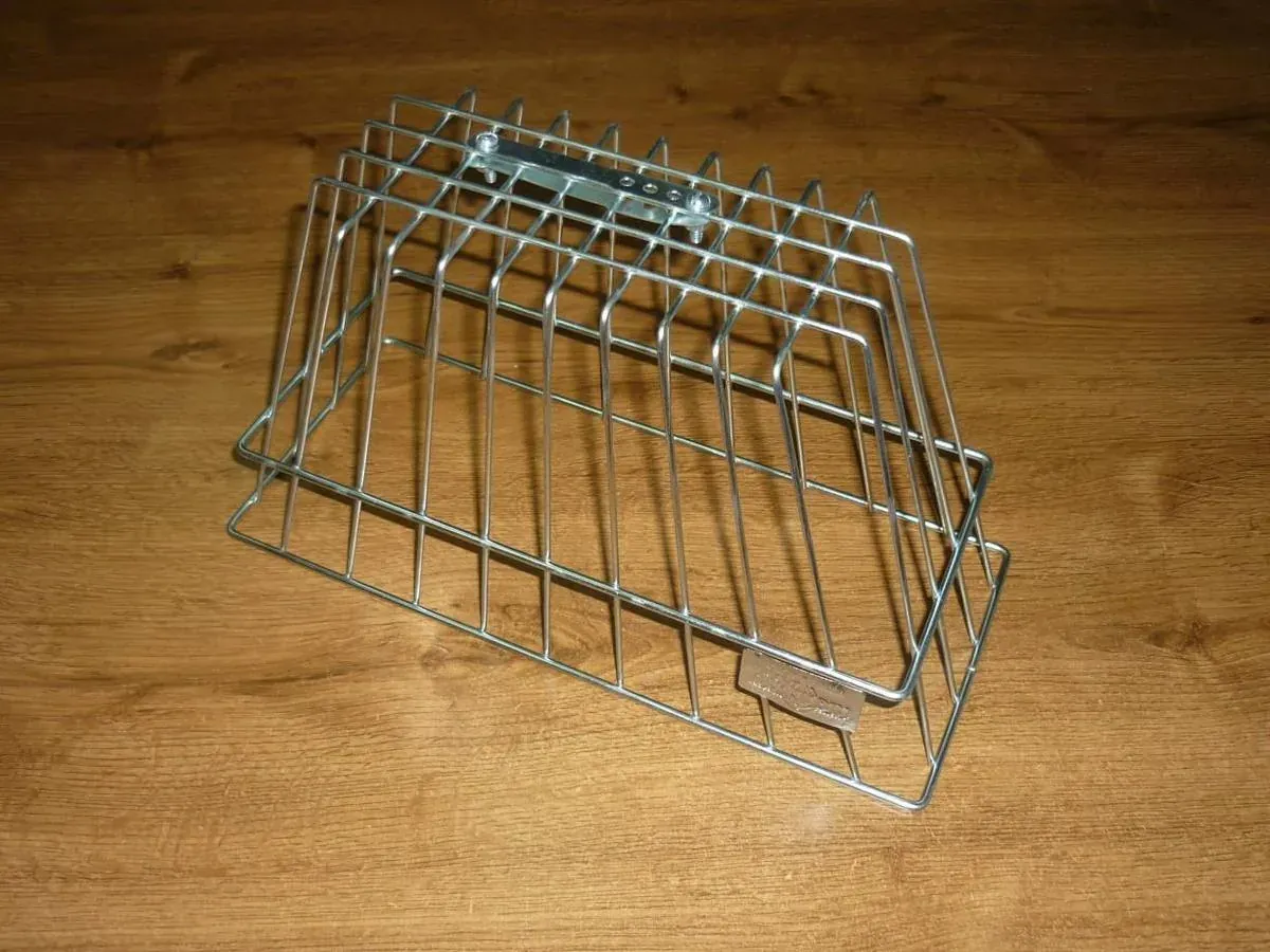Canastilla cromada de acero fabricado por ARANSA — Acabado cromado para ambientes de alta exigencia visual.