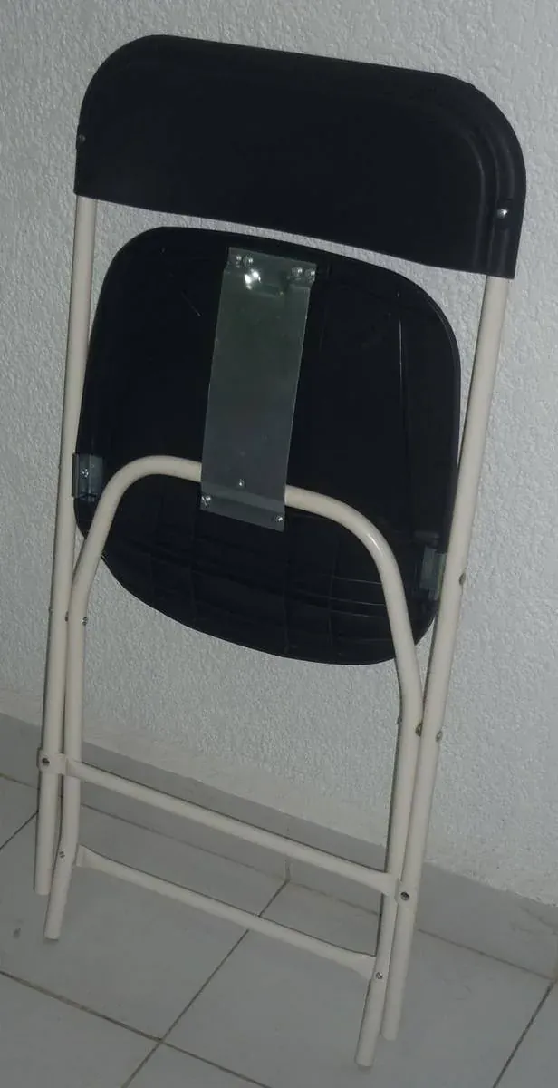 Silla plegable de acero fabricado por ARANSA — Estructura pintada y asiento tapizado en color.