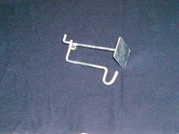Gancho exhibipanel de acero fabricado por ARANSA — Gancho doblado con placa porta-etiqueta.