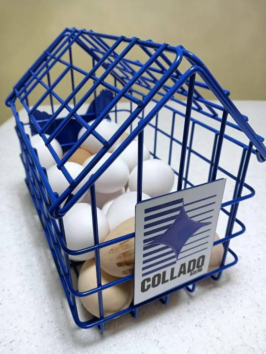 Canasta huevera de acero fabricado por ARANSA — Diseño tipo casa con figura calada en lámina y marca del cliente.
