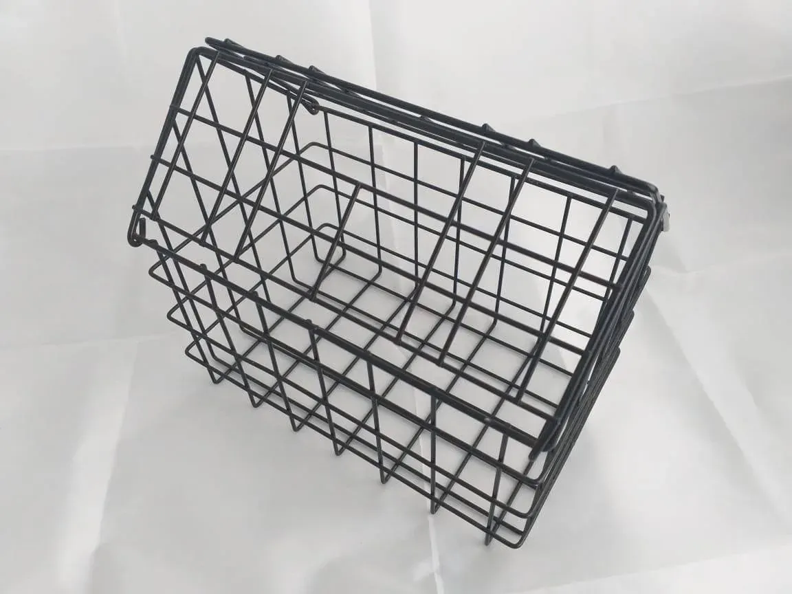 Canasta huevera de acero fabricado por ARANSA — Diseño tipo casa con figura calada en lámina y marca del cliente.