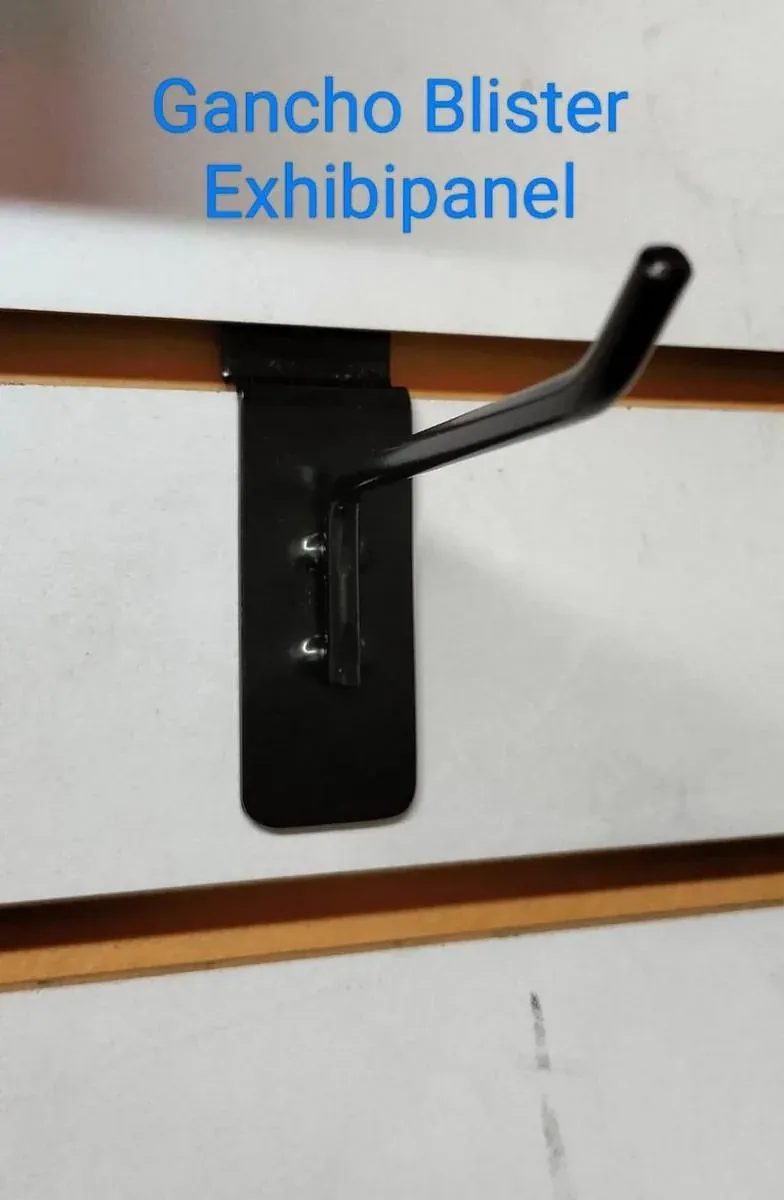 Gancho blister exhibipanel de acero fabricado por ARANSA — Gancho con porta-etiqueta para panel ranurado.