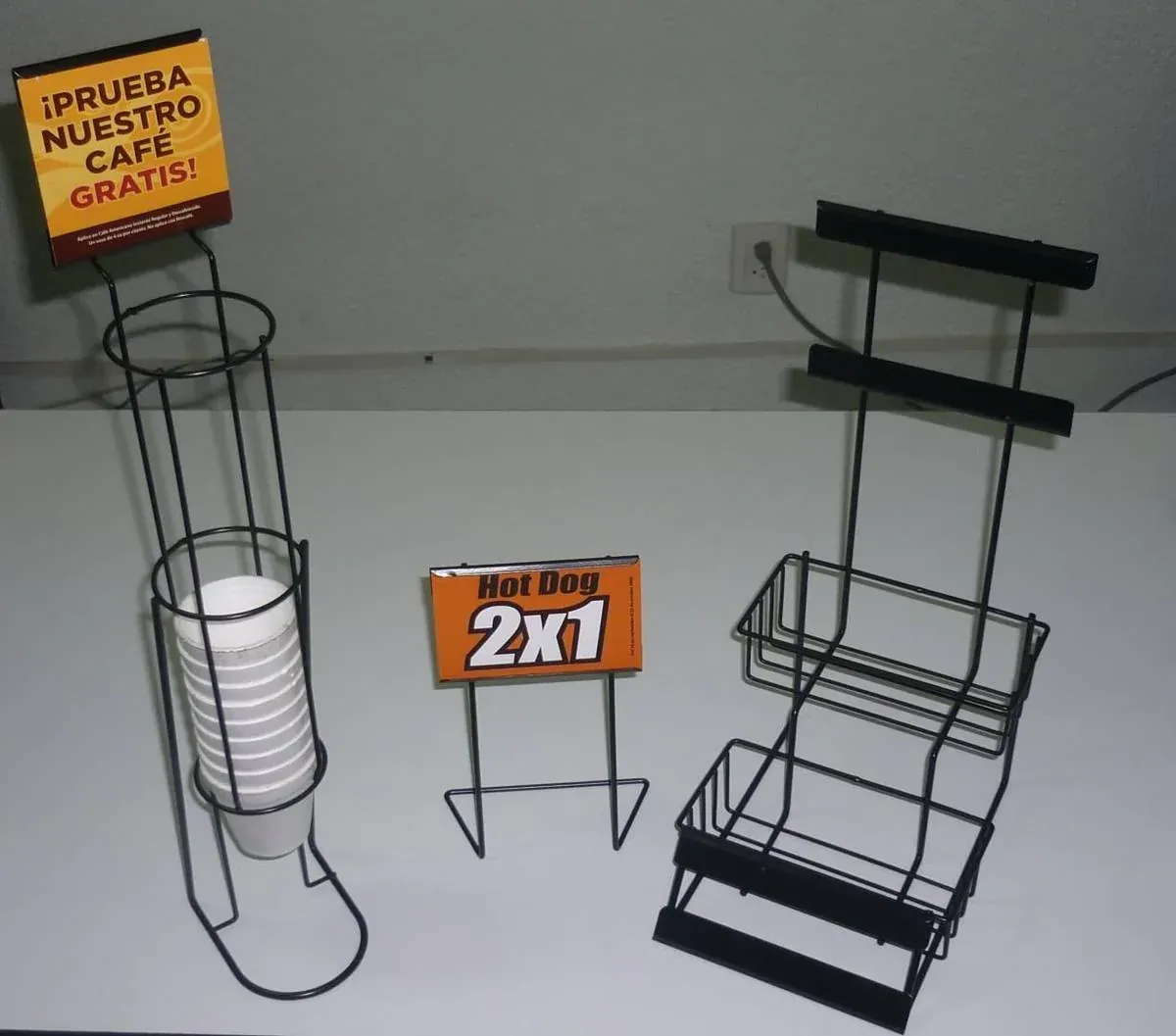 Exhibidor de piso de acero fabricado por ARANSA — Niveles escalonados con estructura autoportante.