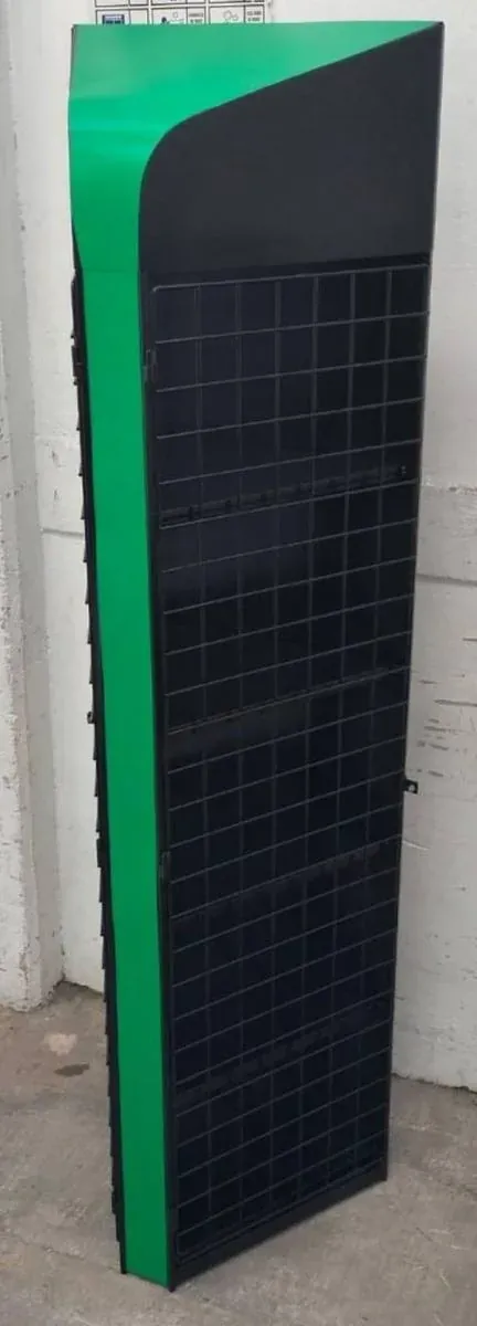 Exhibidor de piso de acero fabricado por ARANSA — Niveles escalonados con estructura autoportante.
