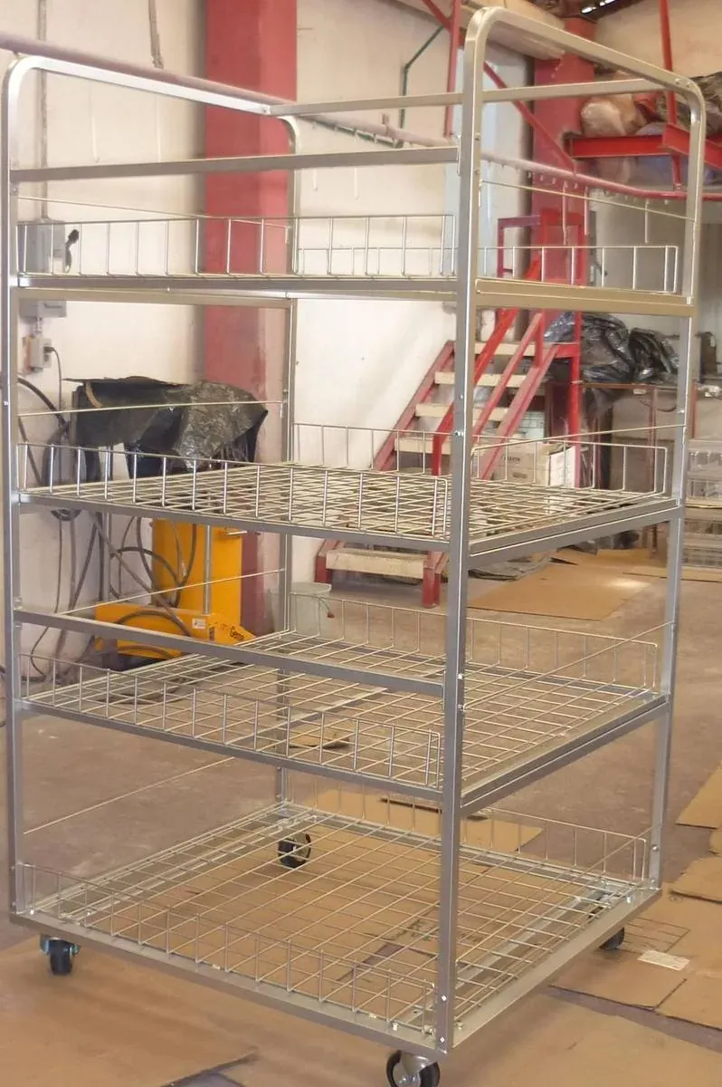Carro de servicio de acero fabricado por ARANSA — Estructura tubular con ruedas y entrepaños.