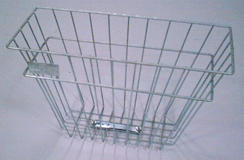Canastilla de alambre de acero fabricado por ARANSA — Canastilla con marco perimetral y soportes de montaje.