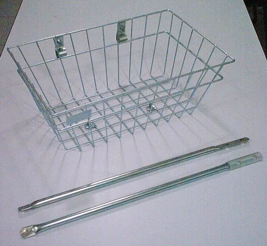 Canastilla de alambre de acero fabricado por ARANSA — Canastilla con marco perimetral y soportes de montaje.