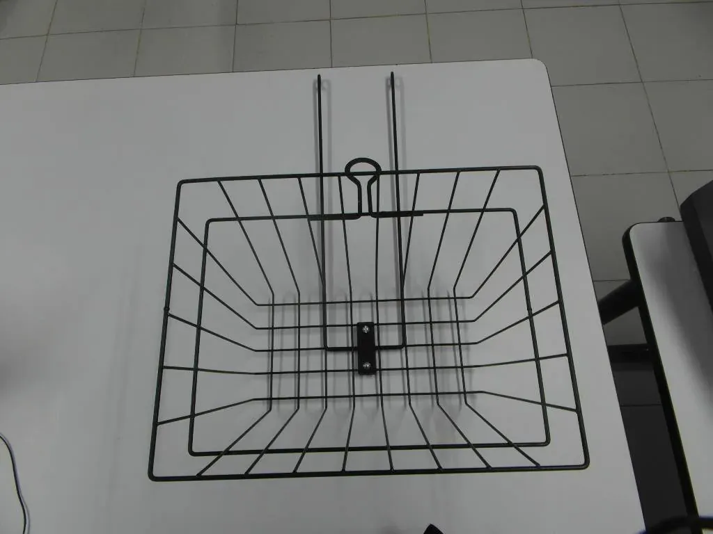Canastilla de alambre de acero fabricado por ARANSA — Canastilla con marco perimetral y soportes de montaje.